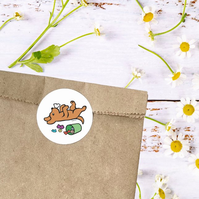 Sticker Rond Renard malicieux rouge Labrador côté oeil (Funny Side Eye Fox Red Labrador Cartoon Sticker for Labrador Owners.  Created by Naomi Ochiai.)