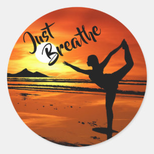 Sticker Rond Respirez la pose de Yoga paisible sur la plage au 