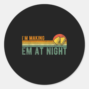Sticker Rond Retro Je Les Fais La Nuit Sandwich Au Fromage Drôl