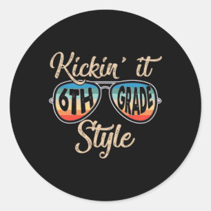 Sticker Rond Retro Kickin It Enseignant De Style 6e Année Retou