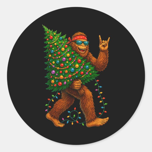 Sticker Rond Rockin Christmas Bigfoot Carrying Tree Fun Xmas Ro (Devant)