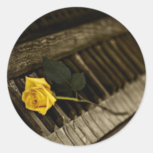 Sticker Rond Rose jaune sur piano