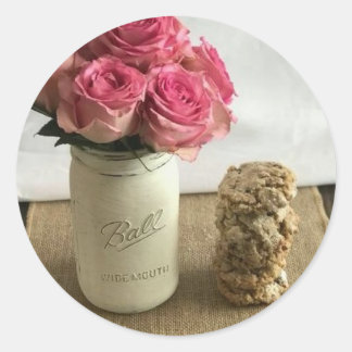 Sticker Rond Roses roses dans un bocal et des cookies