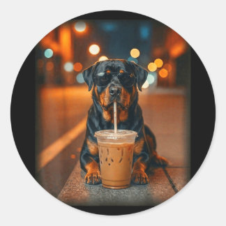 Sticker Rond Rottweiler drôle buvant du café glacé amateur de c