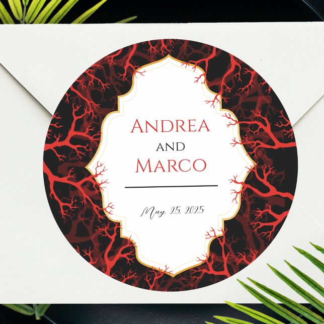 Sticker Rond Rouge et noir Faire-part de mariage gothique foncé (Red and Black Gothic Dark Wedding Invitation Classic Round Sticker)
