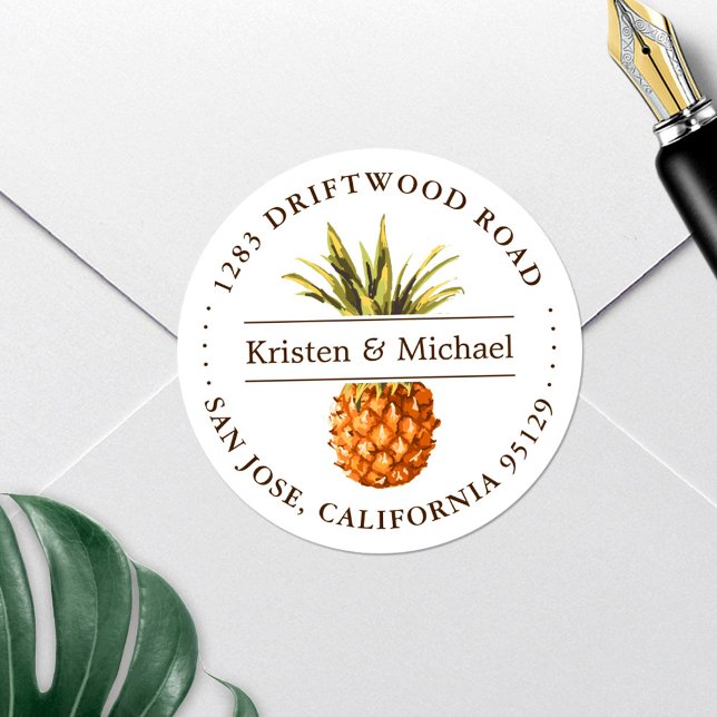 Sticker Rond Rustic Tropical Pineapple Luau Adresse de retour (Add a touch of tropical flair to your mail with this vibrant Pineapple Luau Return Address Sticker!)