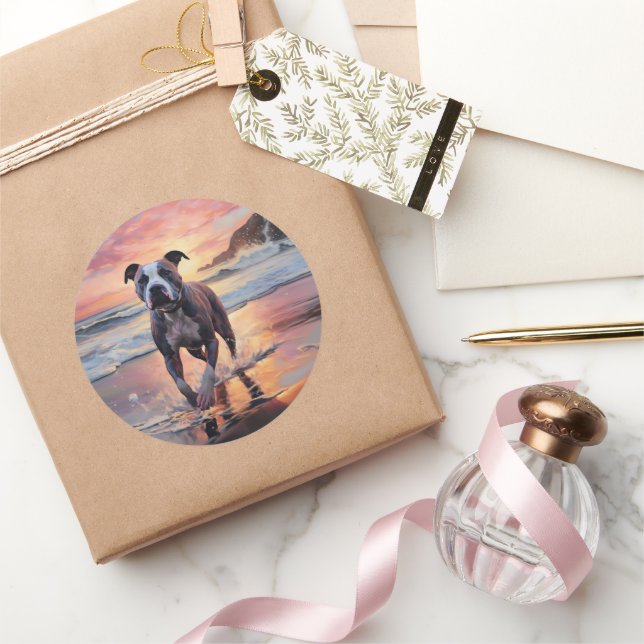 Sticker Rond Sandy American Staffordshire Dog on Beach Sunset (Cadeaux)