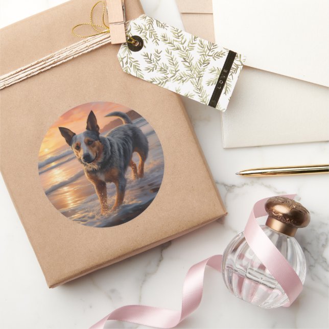 Sticker Rond Sandy Paws Australian Cattle Dog on Beach Sunset (Cadeaux)