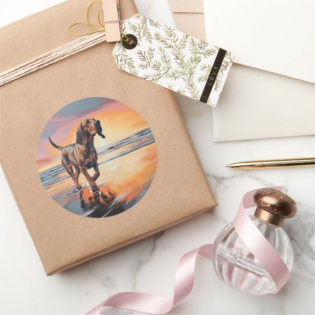 Sticker Rond Sandy Paws Bloodhound Dog on Beach Sunset (Cadeaux)