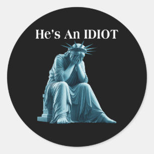Sticker Rond Sarcastique Anti-Trump Il Est Une Statue Idiot De 