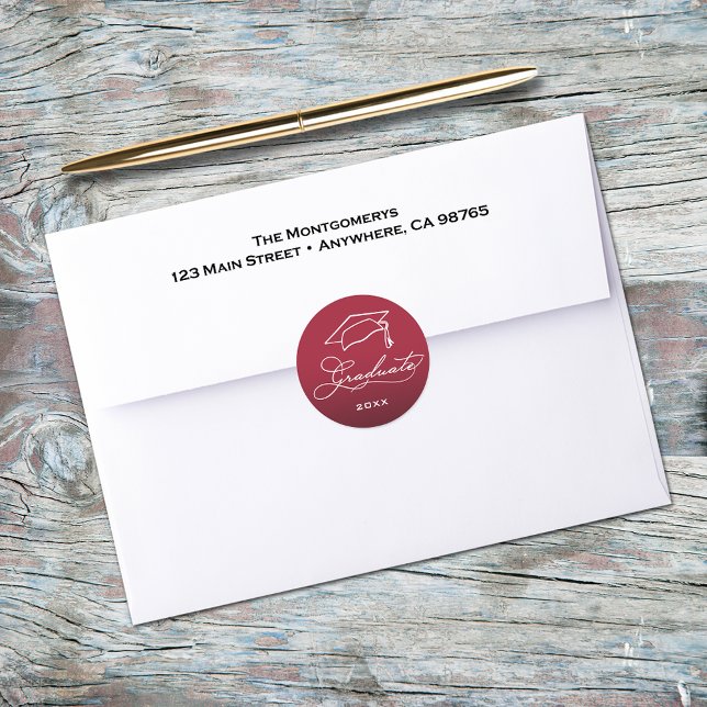 Sticker Rond Sceau de l'enveloppe de crimson du script de gradu (Graduation script and grad hat on crimson red envelope seals)
