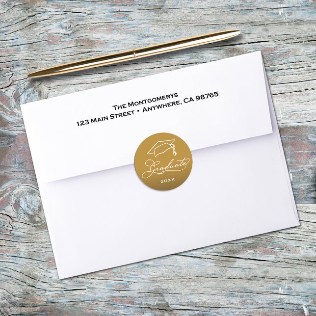 Sticker Rond Sceau d'enveloppe d'or du script de graduation (Graduation script and grad hat on gold envelope seals)