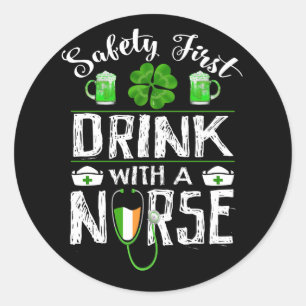 Sticker Rond Sécurité d'abord boire avec une infirmière St. Pat