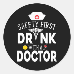Sticker Rond Sécurité D'Abord Boire Du Vin Avec Un Docteur Sur 
