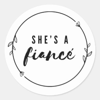 Sticker Rond She’s a Fiancé Elegant Engagement Bridal Party