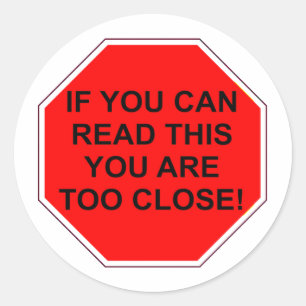 STICKER ROND "SI VOUS POUVEZ LIRE CECI, VOUS ÊTES TROP PROCHE"