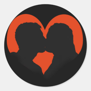 Sticker Rond Silhouette du couple en baiser sur le coeur rouge