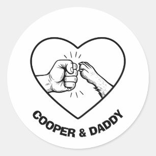 Sticker Rond Simple Black Outline Chien et Papa Fist Bump