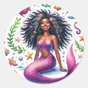 Sticker Rond Sirène à peau foncée avec une queue rose