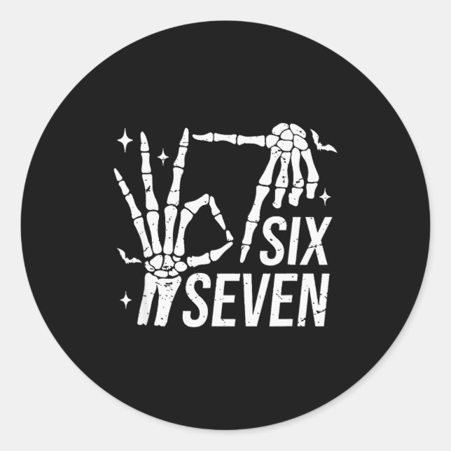 Sticker Rond Six Seven 6 7 Meme Funny Skeleton Hands Sign Let's (Devant)