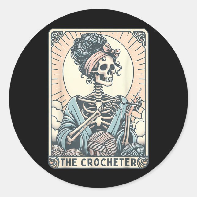 Sticker Rond Skeleton The Crocheter Mom Tarot Card Knitter Croc (Devant)