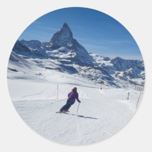 Sticker Rond Skiant avec Mt. Matterhorn dans Zermatt, la Suisse