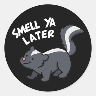 Sticker Rond Smell Ya Plus Tard Funny Skunk Pun Dark BG