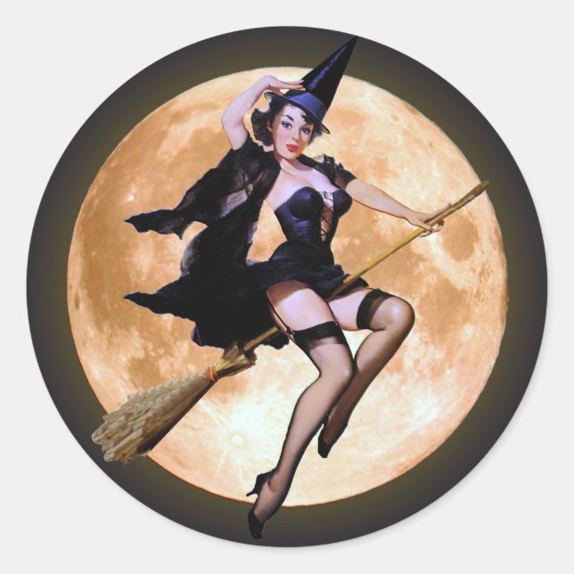 Sticker Rond Sorcière à la broche contre une lune de récolte (Devant)