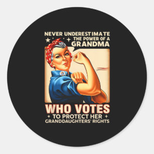 Sticker Rond Sous-Estimer Le Pouvoir D'Une Grand-Mère Qui Vote 