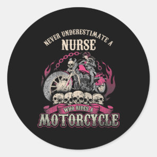 Sticker Rond Sous-estimer l'infirmière qui conduit le moto moto