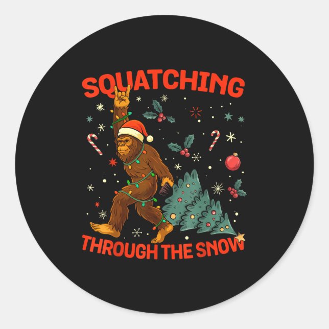 Sticker Rond Squatching Through The Snow Funny Bigfoot Rock On  (Devant)