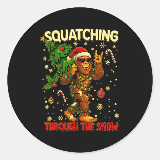 Sticker Rond Squatching Through The Snow Funny Bigfoot Xmas Lig (Devant)