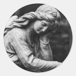 Sticker Rond Statue d'ange noir et blanc dans un cimetière