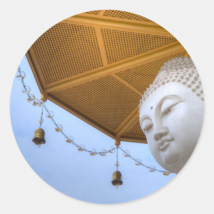Sticker Rond Statue du Bouddha dans Ciel Bleu, cloches paraplui
