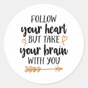 Sticker Rond Suivez votre coeur mais prenez votre cerveau avec 