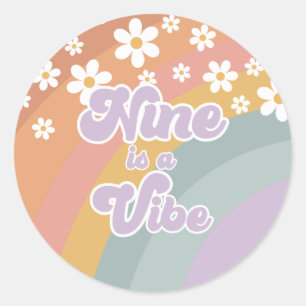 Sticker Rond Super Retro Nine est une Vibe Rainbow
