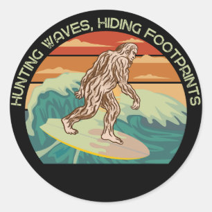 Sticker Rond Surf Bigfoot Chasse Vagues Cachant les empreintes