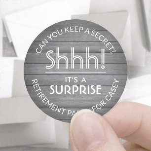 Sticker Rond Surprise Retraite Party Rustic Wood Grey & White