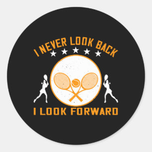 Sticker Rond Tennis - Je Ne Revois Jamais En Arrière Je Me Réjo