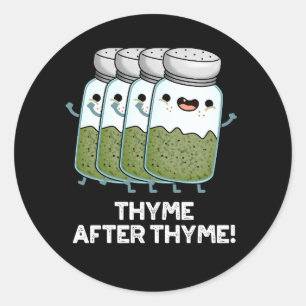 Sticker Rond Thyme après Thyme drôle Herbe Pun Dark BG