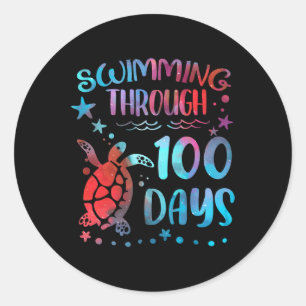 Sticker Rond Tortue Nager Dans La Mer Pendant 100 Jours De Thé