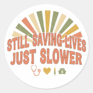 Sticker Rond Toujours Sauver des Vies, Juste Plus Lentement Drô