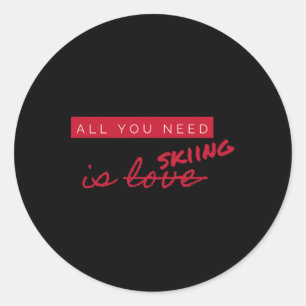 Sticker Rond Tout Ce Dont Vous Avez Besoin, C'Est Skier Pas Amo