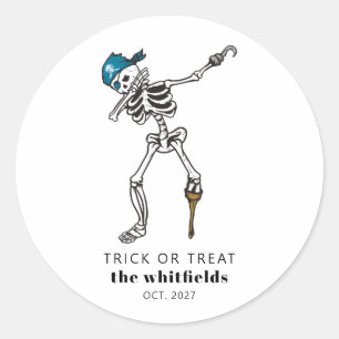Sticker Rond Trick or Treat Halloween Pirate qui fait le dab