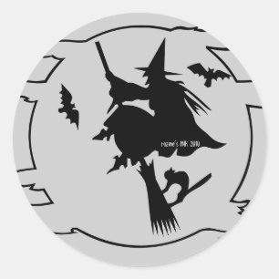 Sticker Rond Trick or Treat Witch on Broom avec chauves-souris 