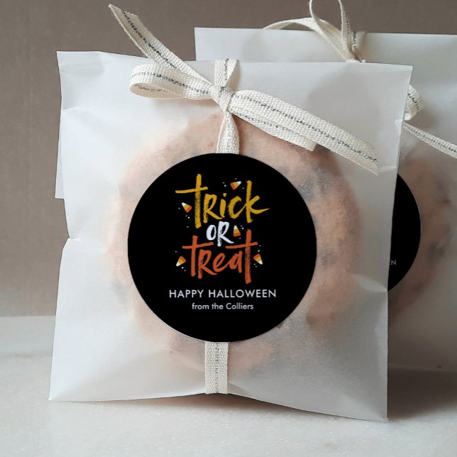 Sticker Rond Tricoter ou traiter l'Halloween du maïs bonbon (Créateur téléchargé)