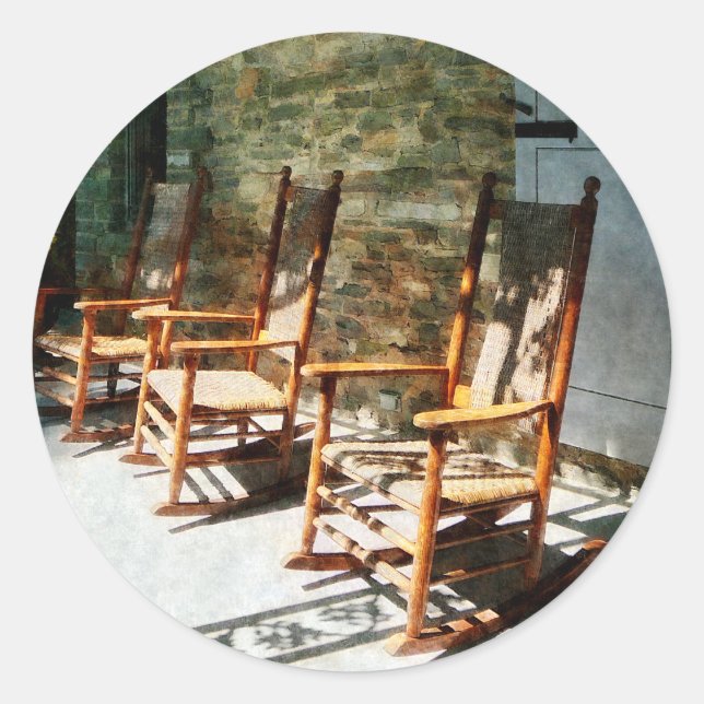 Sticker Rond Trois chaises rocheuses en bois sur Porc ensoleill (Devant)