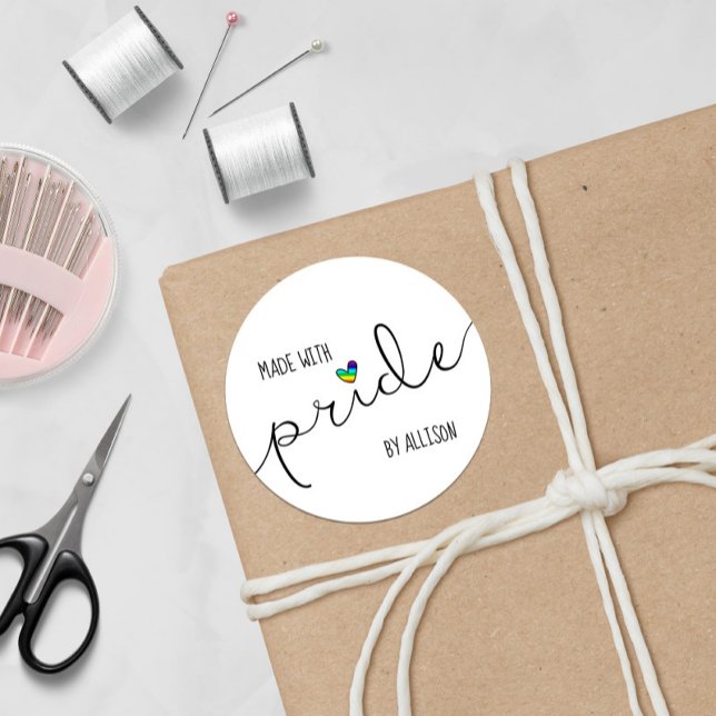 Sticker Rond 🏳 ‍ Typographie Coeur Arc-En-Ciel Faite Avec Fier (Créateur téléchargé)