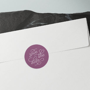 Sticker Rond Typographie prune et blanche Enregistrer la date