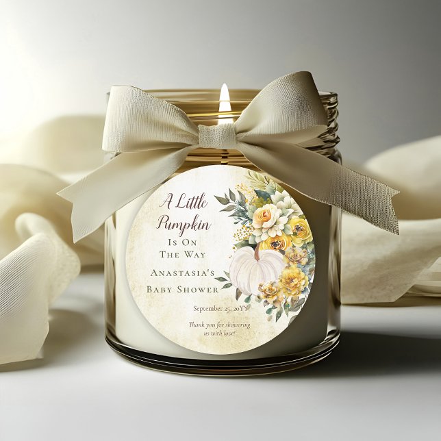 Sticker Rond Un Baby shower Floral D'Or Une Récolte Un Peu Citr ("A Little Pumpkin Is On The Way" White Pumpkin and Gold Floral Baby Shower Favor Round Stickers)